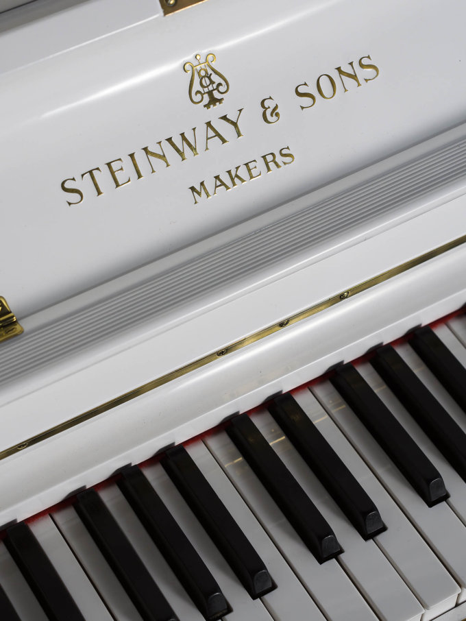 Пианино Steinway & Sons K 132 (BU) белое, полированное