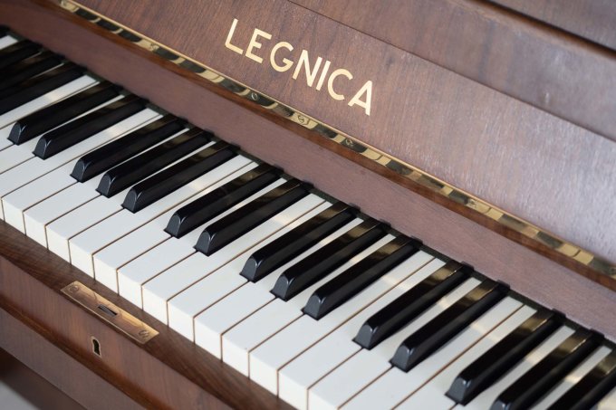 Пианино Legnica (BU) орех, сатинированное