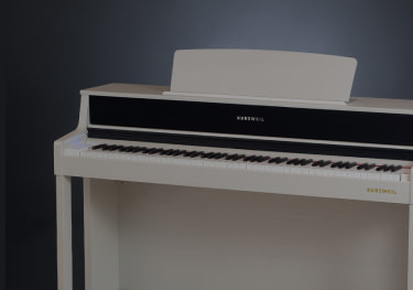 Белое цифровое пианино.